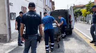 Autopsia su anziani uccisi a Fano, padre ucciso con 11 martellate